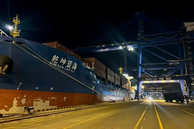 “首航即破紀錄” 大連集裝箱碼頭刷新單機作業效率新標桿